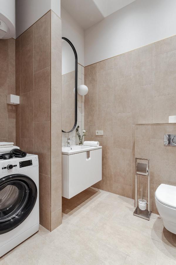New! Luxury Apartment In The Center Of Odessa Overlooking Deribasovskaya Str. Low Price! Eksteriør bilde