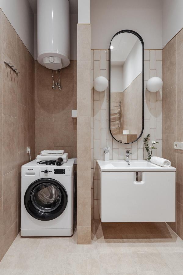 New! Luxury Apartment In The Center Of Odessa Overlooking Deribasovskaya Str. Low Price! Eksteriør bilde