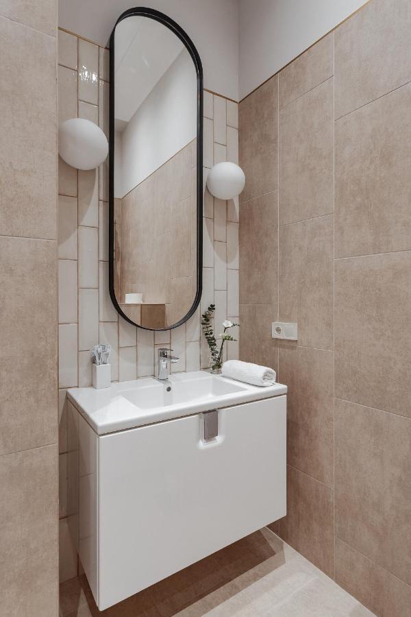 New! Luxury Apartment In The Center Of Odessa Overlooking Deribasovskaya Str. Low Price! Eksteriør bilde