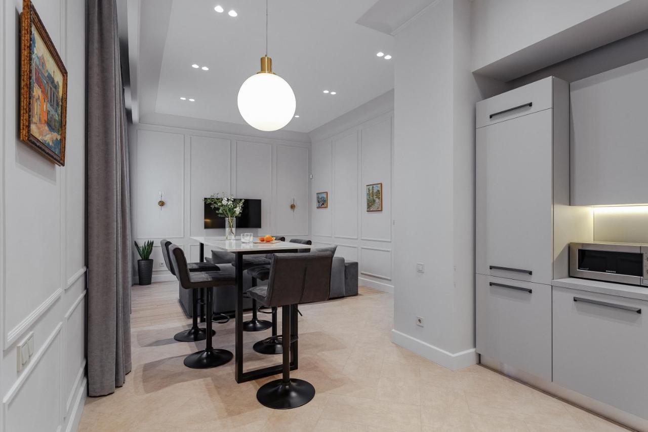 New! Luxury Apartment In The Center Of Odessa Overlooking Deribasovskaya Str. Low Price! Eksteriør bilde