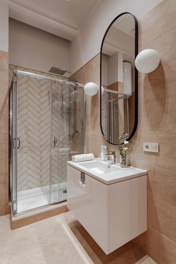 New! Luxury Apartment In The Center Of Odessa Overlooking Deribasovskaya Str. Low Price! Eksteriør bilde