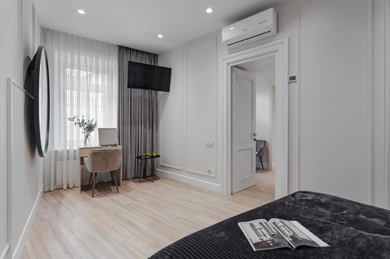 New! Luxury Apartment In The Center Of Odessa Overlooking Deribasovskaya Str. Low Price! Eksteriør bilde