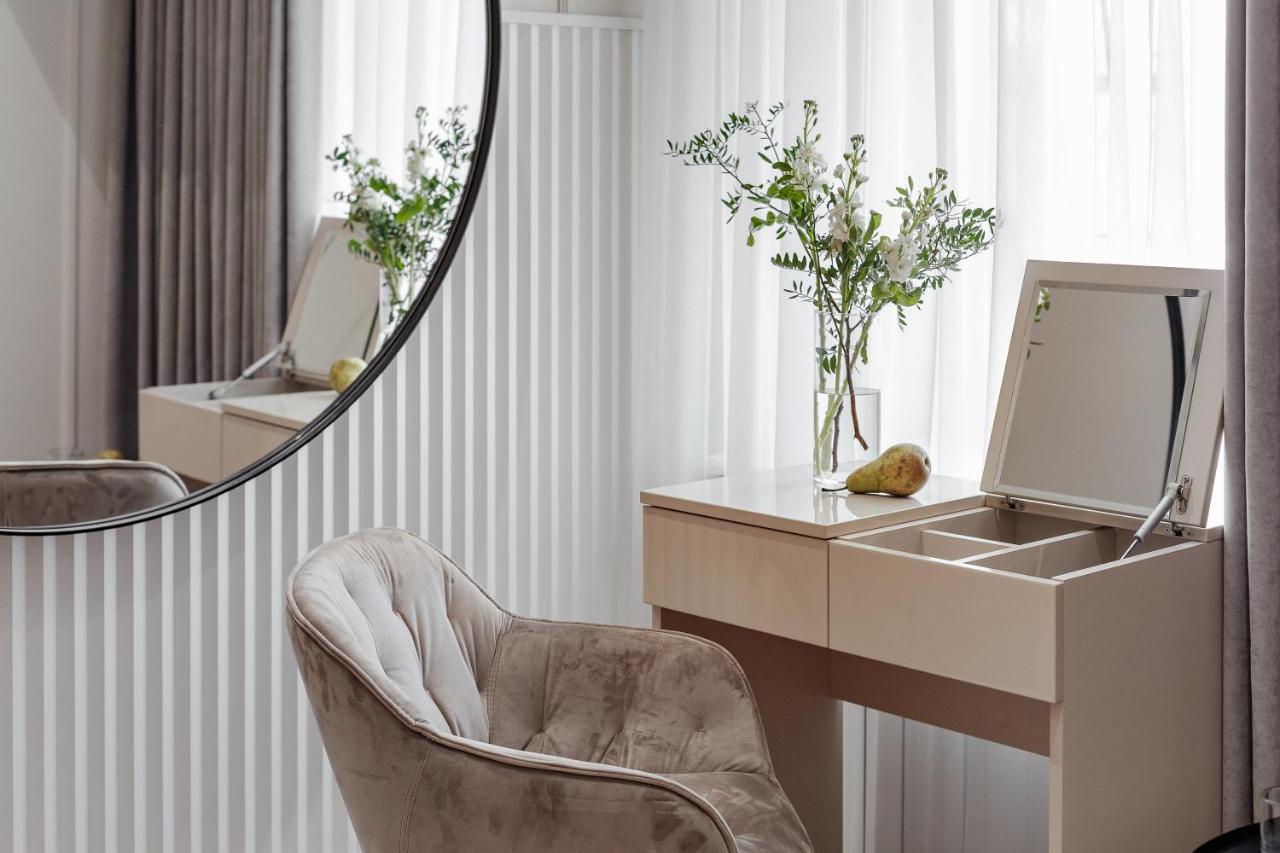 New! Luxury Apartment In The Center Of Odessa Overlooking Deribasovskaya Str. Low Price! Eksteriør bilde