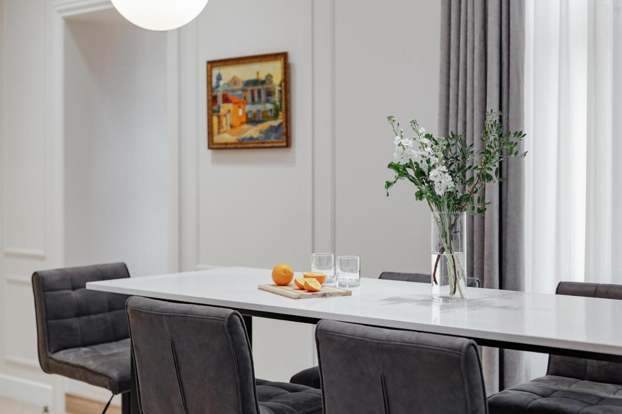 New! Luxury Apartment In The Center Of Odessa Overlooking Deribasovskaya Str. Low Price! Eksteriør bilde